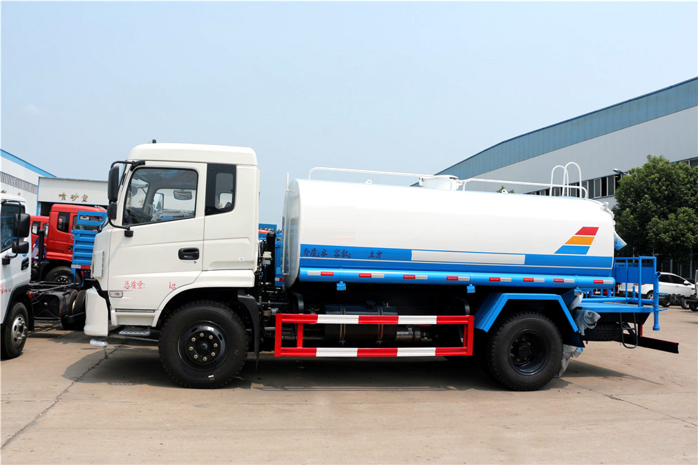 東風專底灑水車（12方）