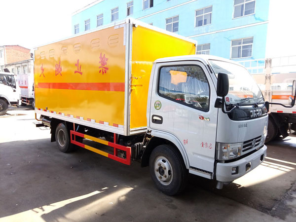 多利卡4.1米(3.4噸)腐蝕品廂式車