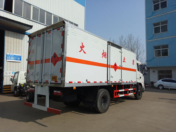 東風6.1米(9噸)液體廂式車