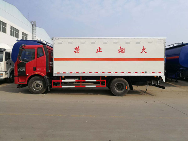 解放6.2米(10.4噸)液體廂式車