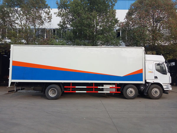 柳汽9.5米(13.8噸)液體廂式車