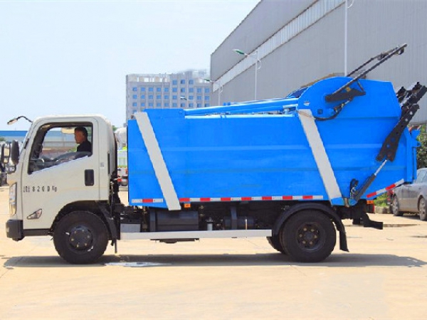 江鈴凱銳國六無泄漏壓縮式垃圾車