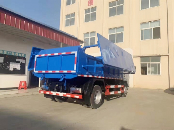東風小多利卡國六5方自卸翼展式垃圾車