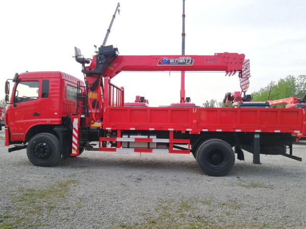 東風(fēng)暢行8噸隨車吊