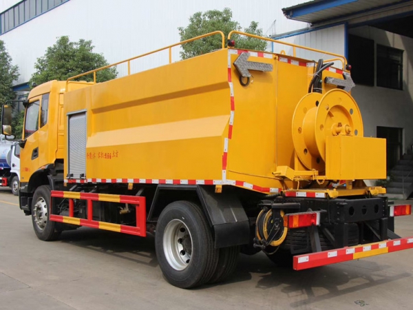 東風(fēng)大多利卡8噸高壓清洗車