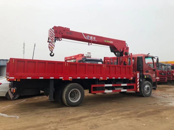 福田奧鈴8噸隨車吊貨廂6.05米