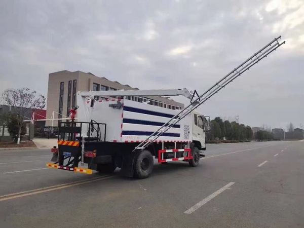 東風(fēng)四驅(qū)光伏板清洗車，8方水罐