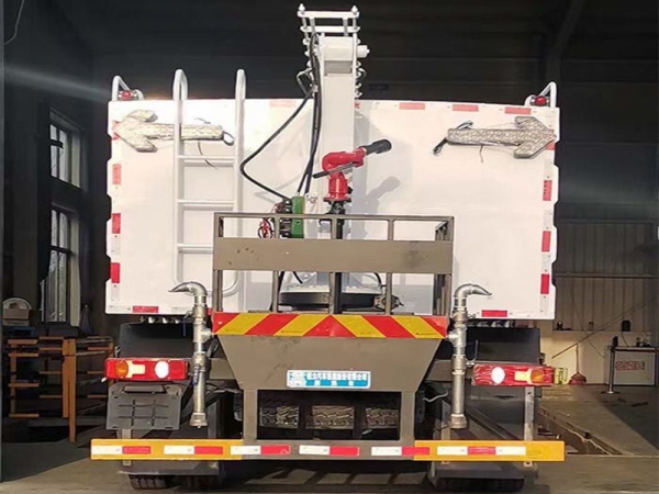 東風(fēng)四驅(qū)光伏板清洗車，8方水罐