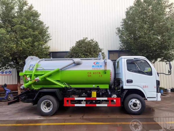 東風小多利卡4方吸污車