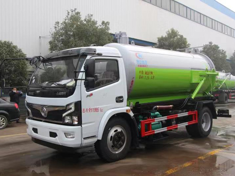 東風大多利卡8方吸污車