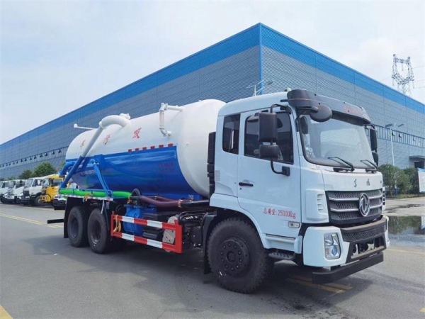 東風(fēng)D17后雙橋18方吸污車，配水循環(huán)泵加10米吸污帶。