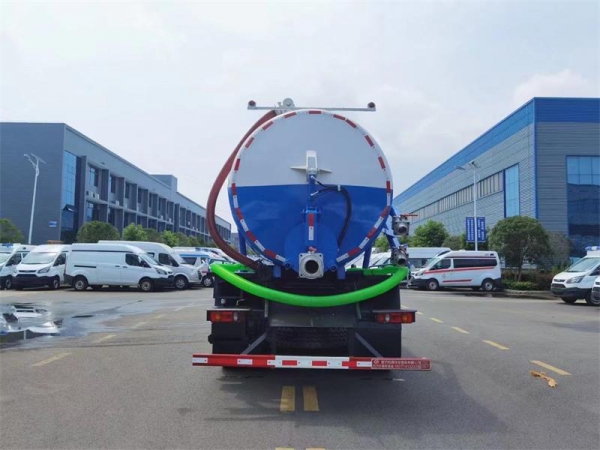 東風(fēng)D17后雙橋18方吸污車，配水循環(huán)泵加10米吸污帶。