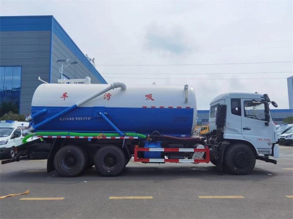 東風(fēng)D17后雙橋18方吸污車，配水循環(huán)泵加10米吸污帶。
