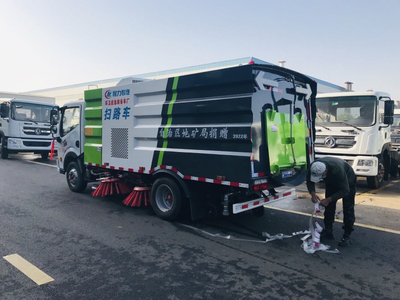 東風多利卡5.5方掃路車