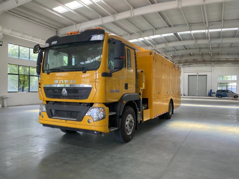 豪沃帶吊救險(xiǎn)車